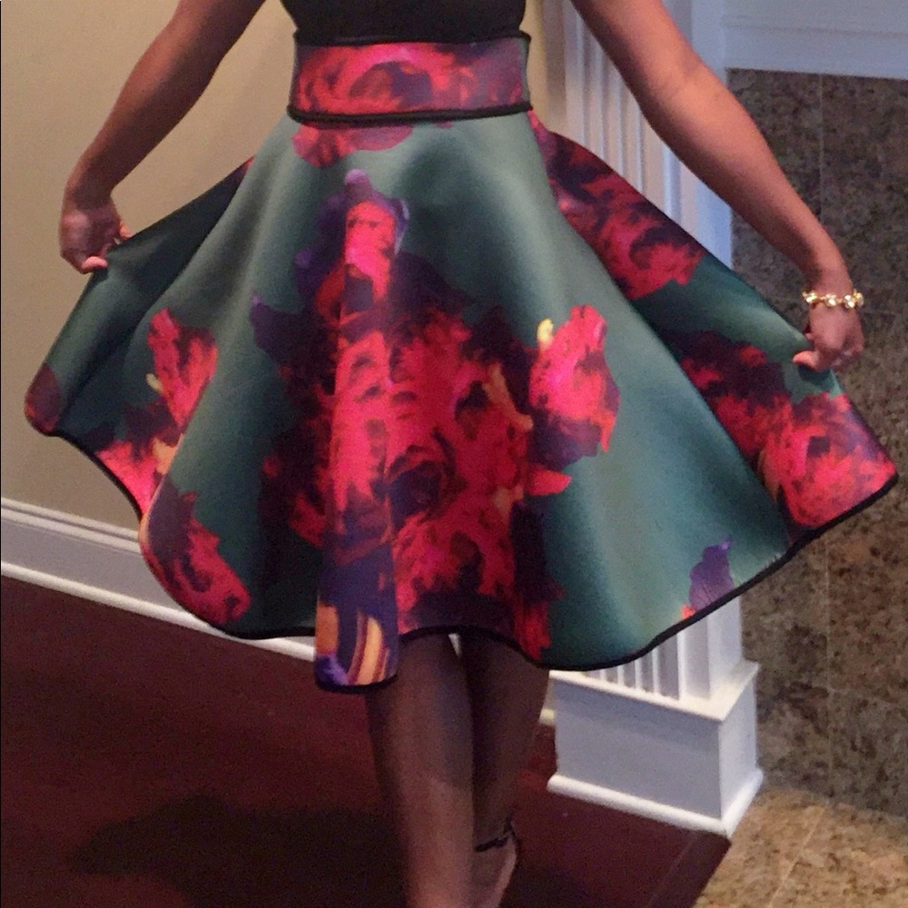 A floral multicolored skirt - Picture 1 of 1